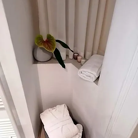 102 Bed & Breakfast 4*