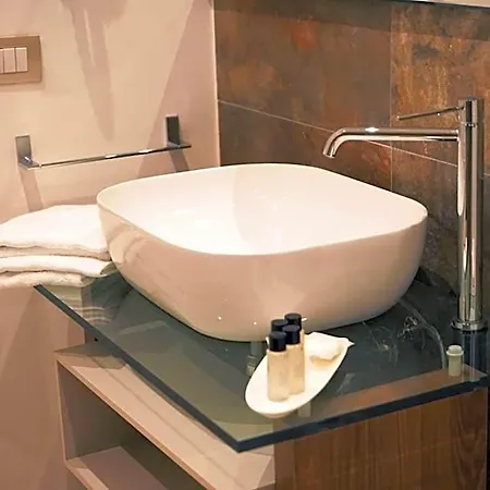 102 Bed & Breakfast 4*