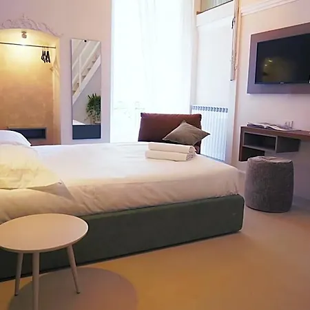 102 Bed & Breakfast 4*