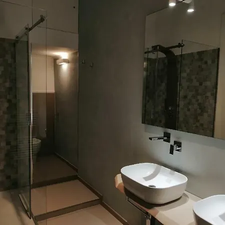 102 Bed and Breakfast 4*