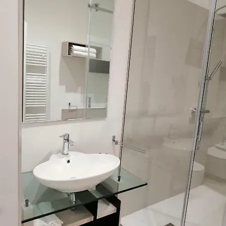 ベッド・アンド・ブレックファスト 102 4*